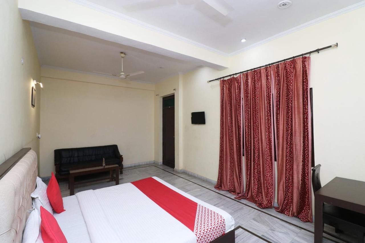 Oyo Hotel Ayaan Барели Экстерьер фото