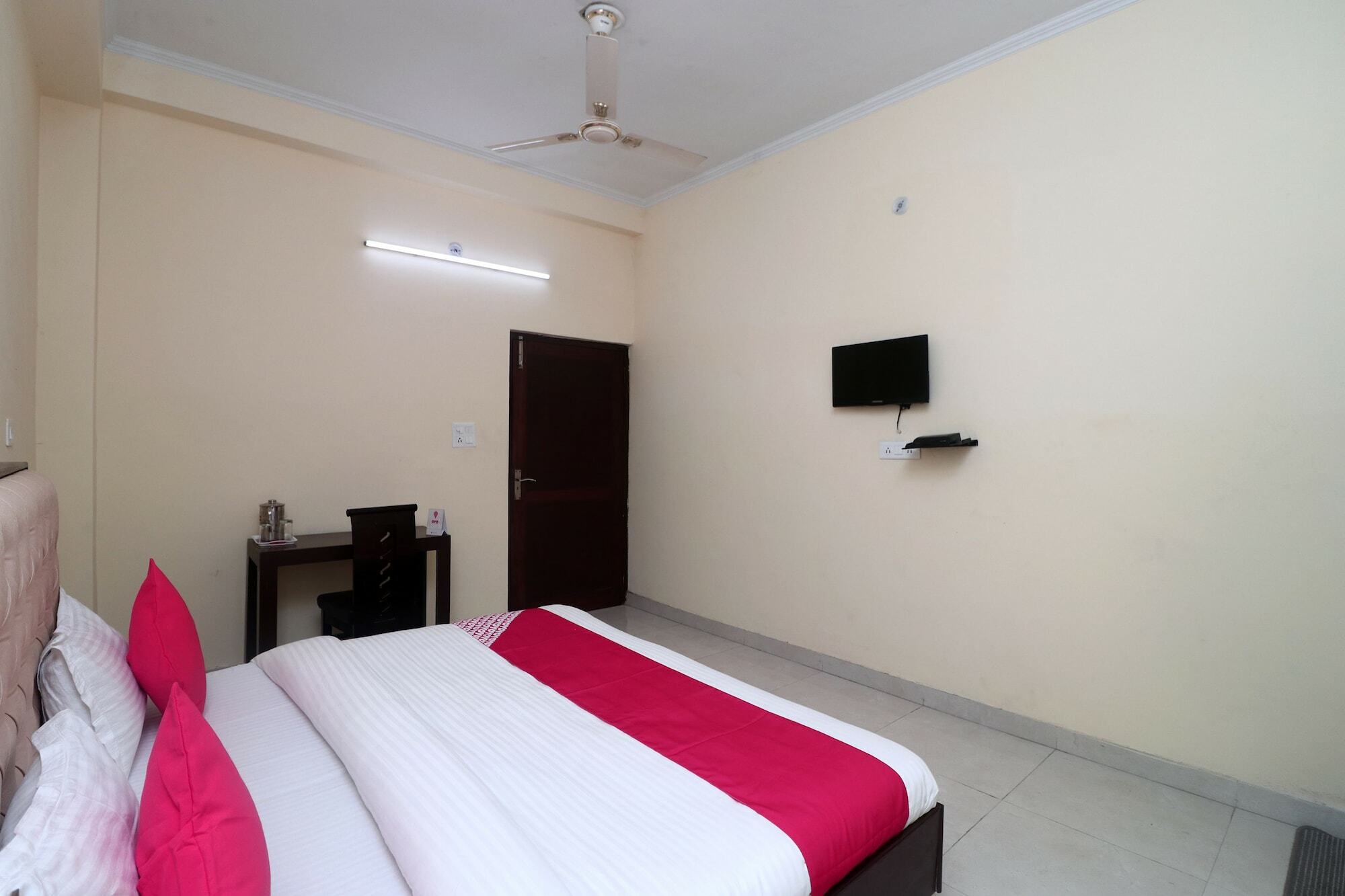 Oyo Hotel Ayaan Барели Экстерьер фото